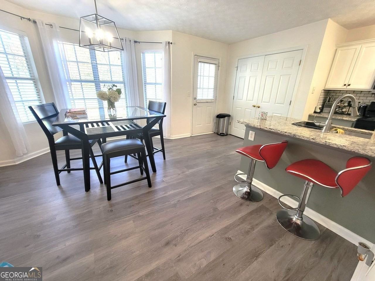 1319 Revelstoke Cv - Photo 3 of 10