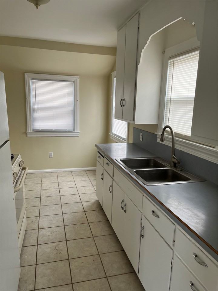 2961 W 11th St - Photo 3 of 11