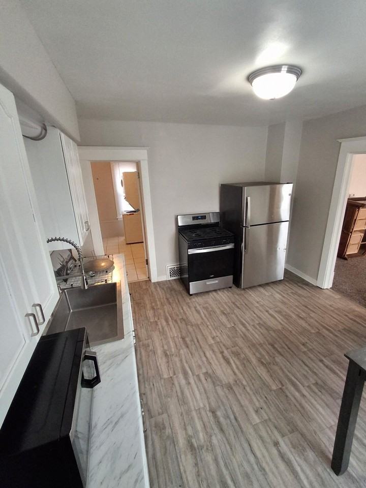 531 Eastern Ave Ne Unit B - Photo 2 of 9