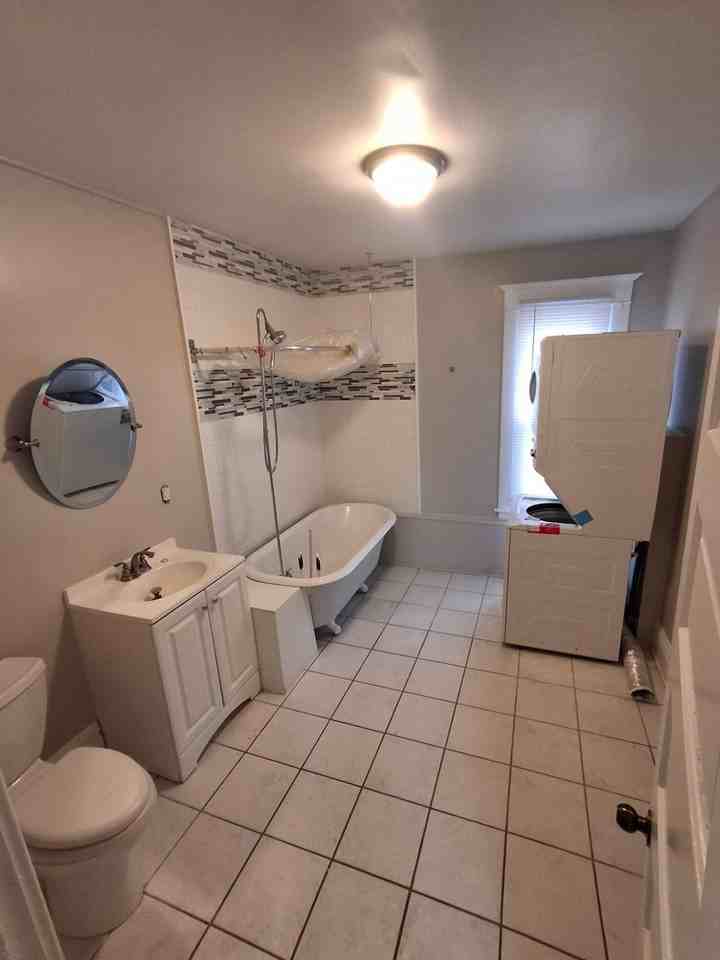 531 Eastern Ave Ne Unit B - Photo 3 of 9