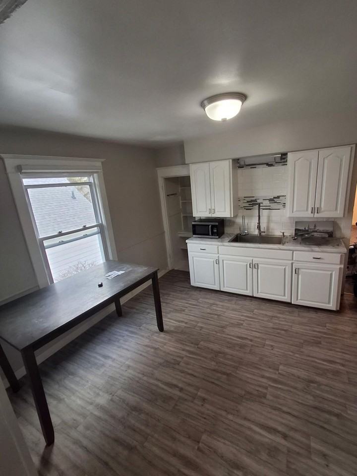 531 Eastern Ave Ne Unit B - Photo 4 of 9