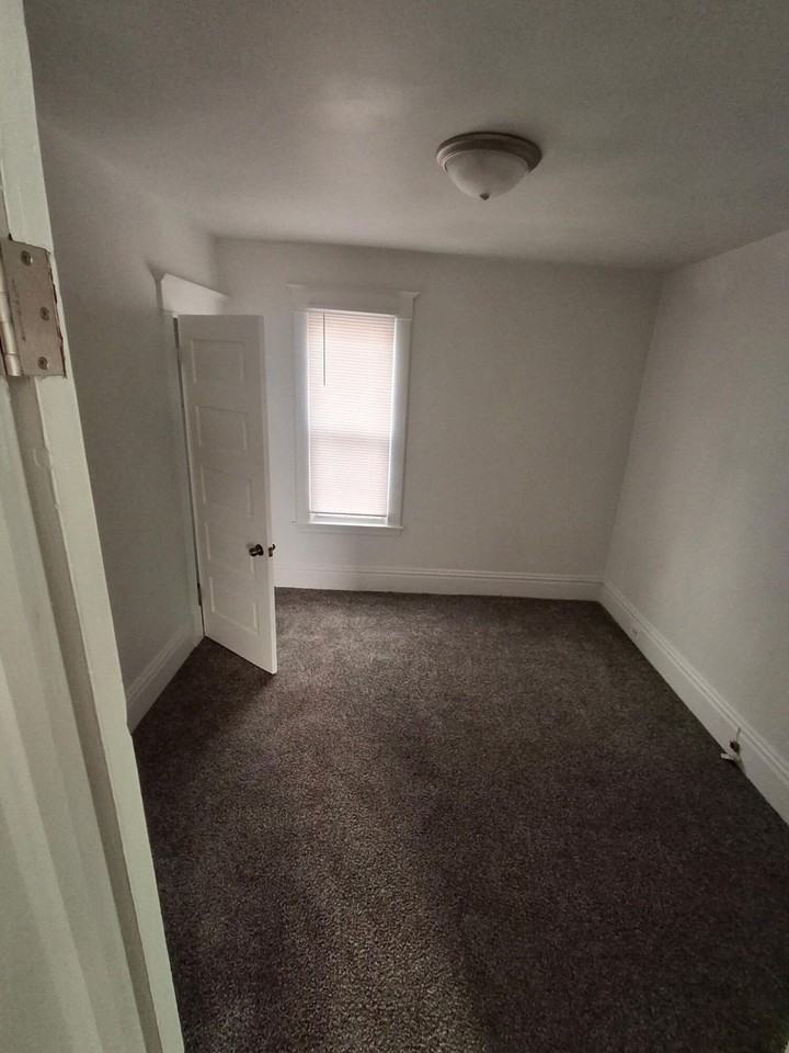 531 Eastern Ave Ne Unit B - Photo 5 of 9