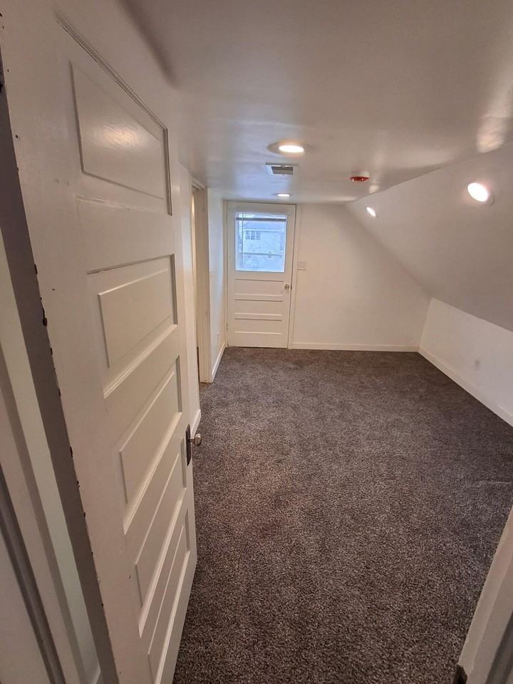 531 Eastern Ave Ne Unit B - Photo 6 of 9