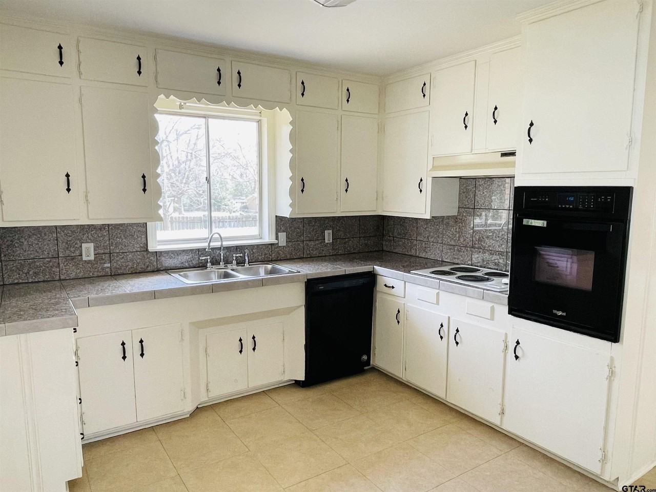 3210 S Donnybrook Ave - Photo 2 of 15