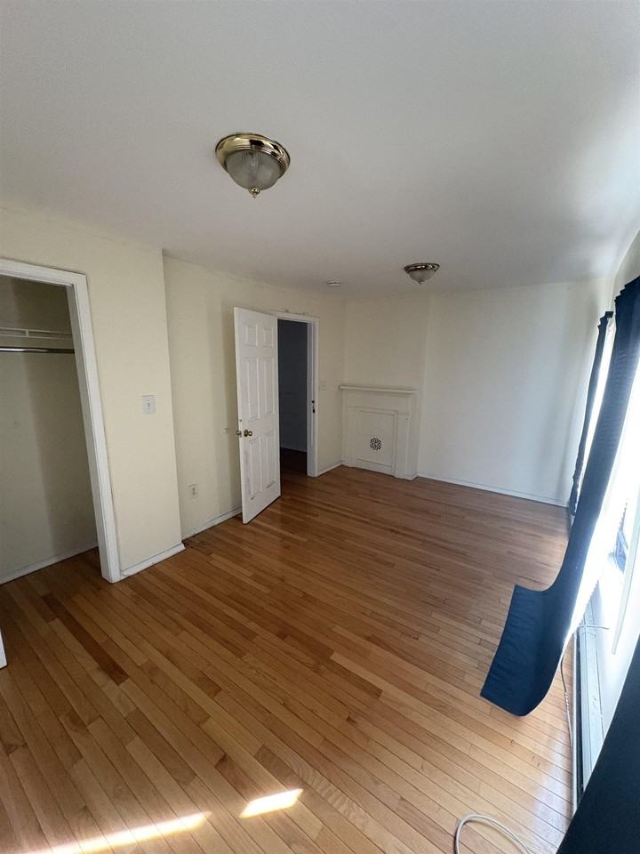 232 5th St #C - Photo 2 of 4