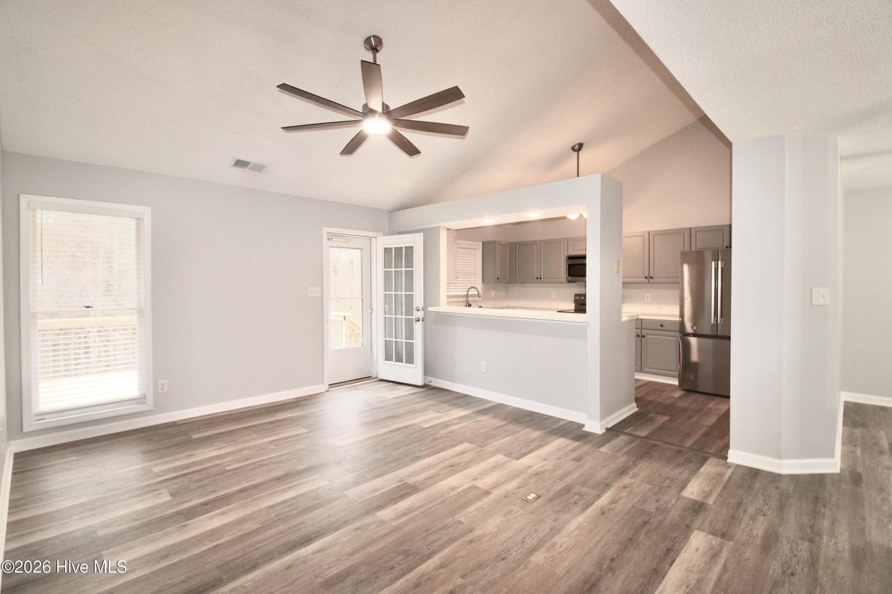 144 Raintree Cir - Photo 3 of 29