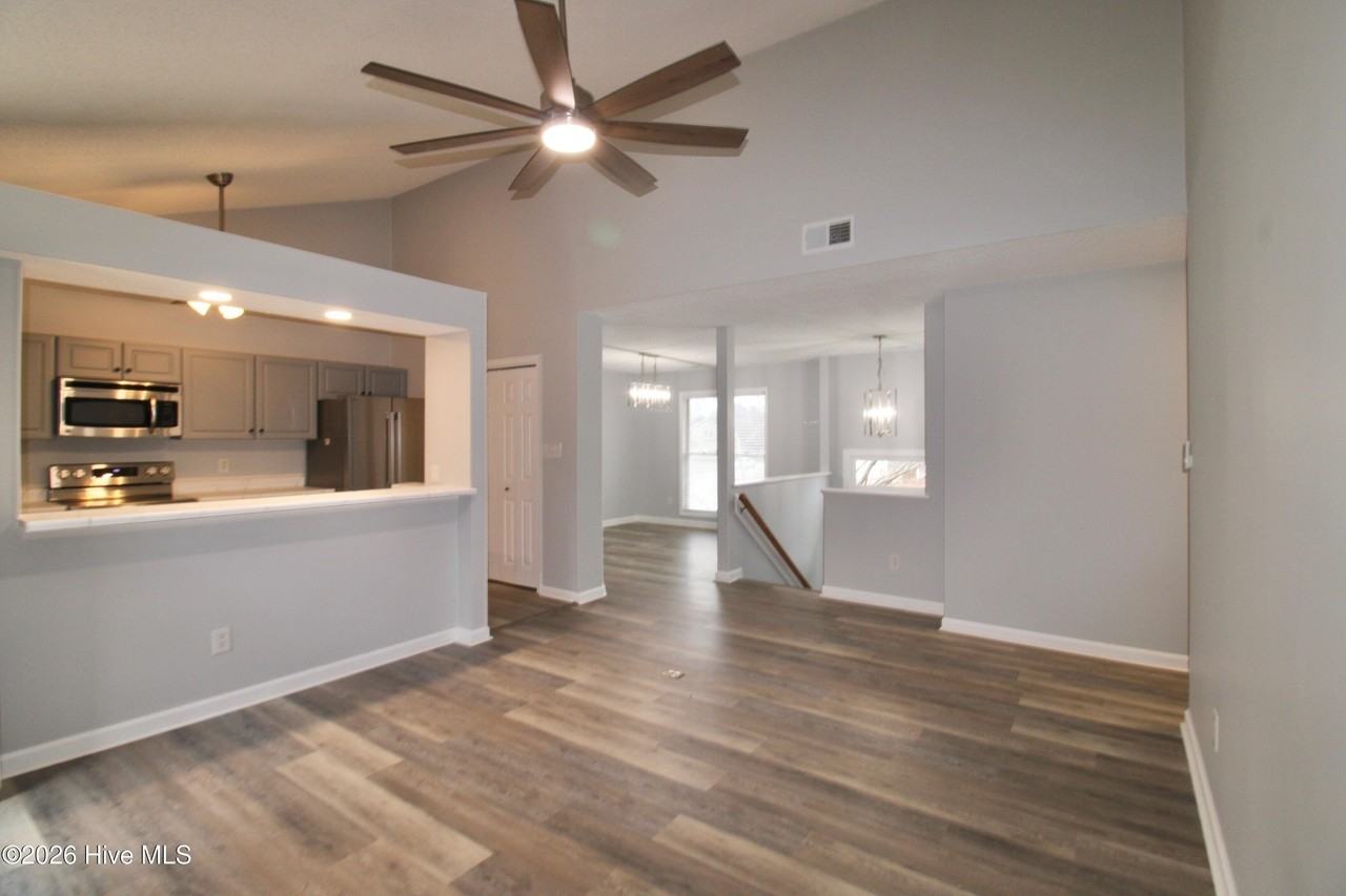 144 Raintree Cir - Photo 4 of 29