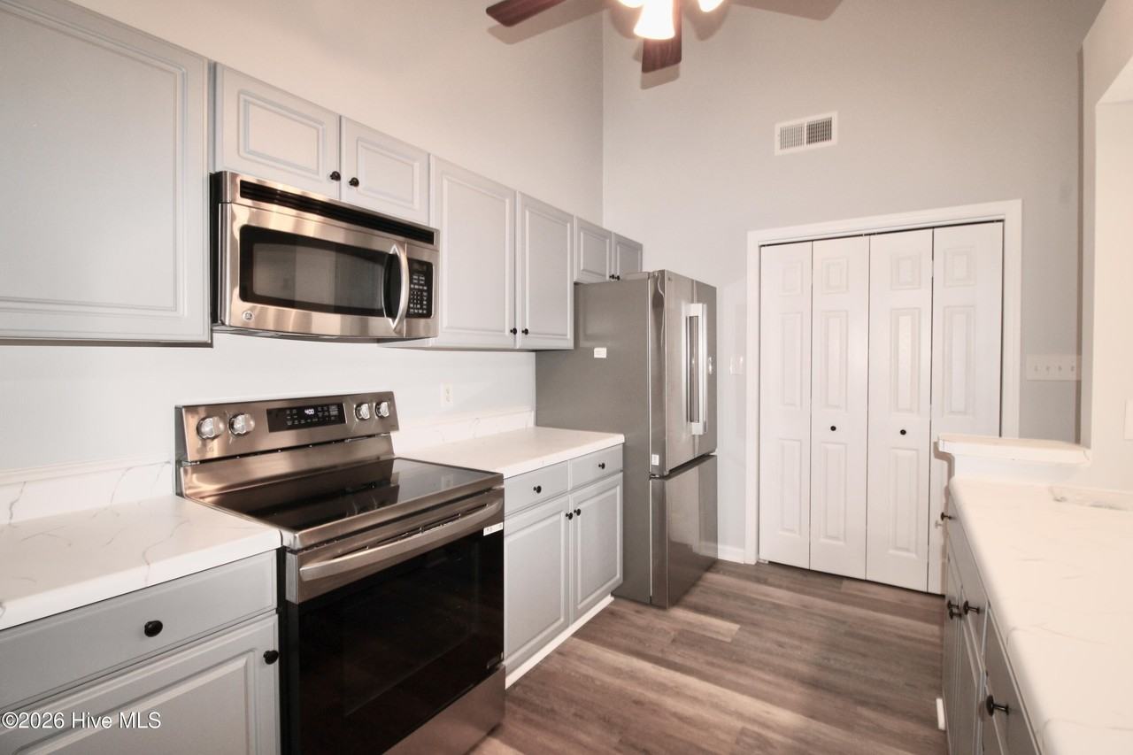 144 Raintree Cir - Photo 6 of 29