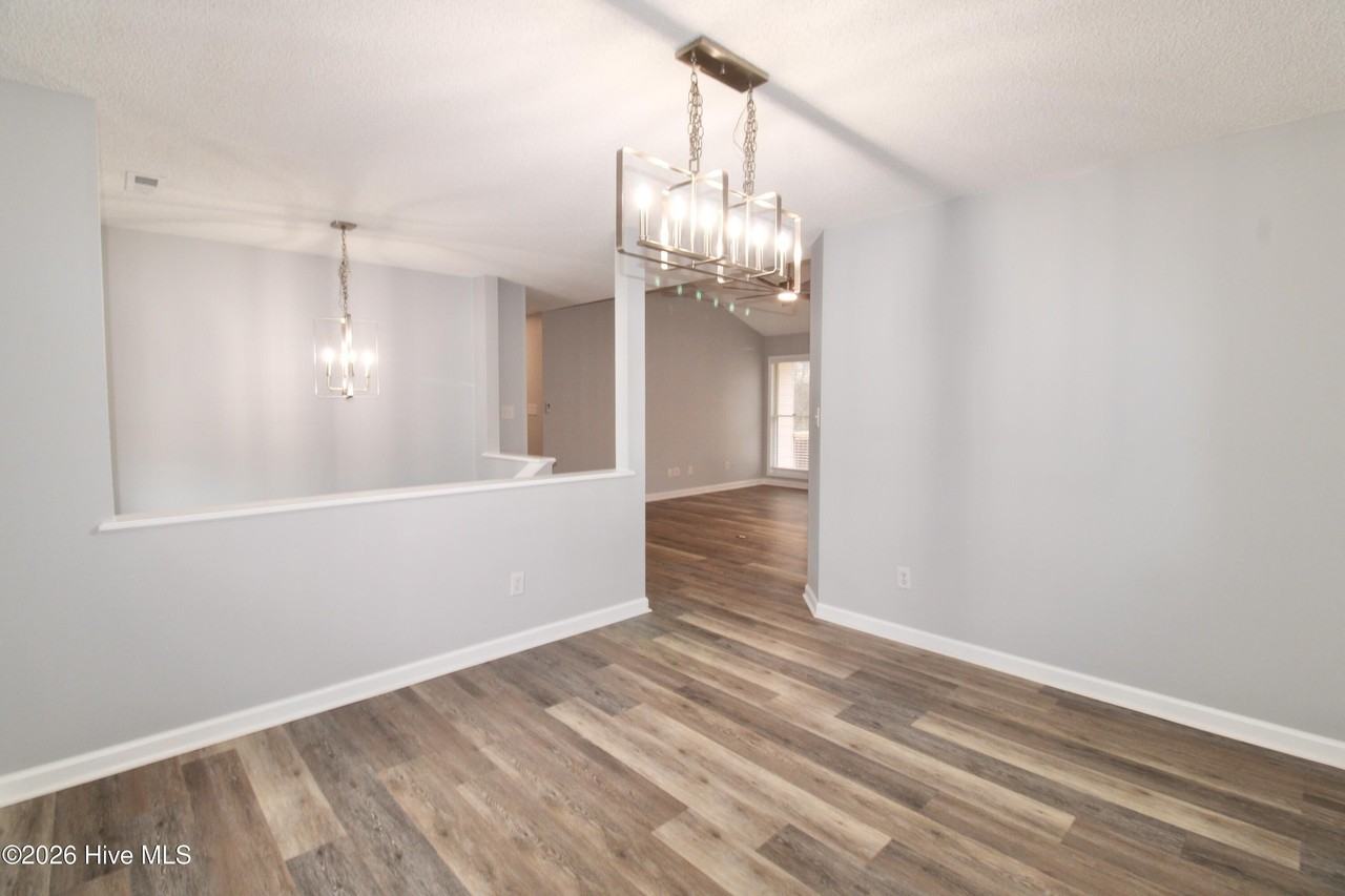 144 Raintree Cir - Photo 7 of 29