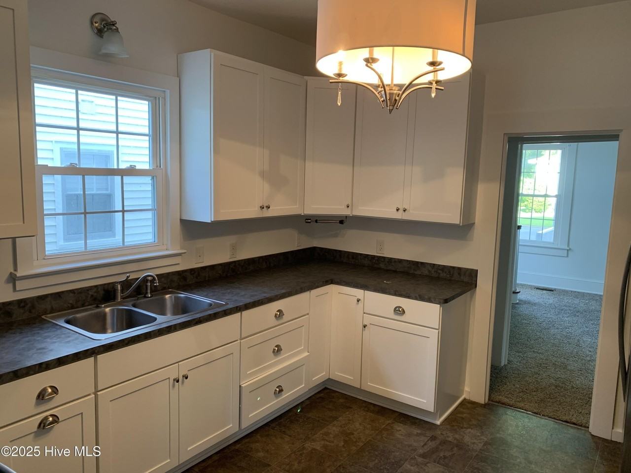 805 Raleigh St - Photo 4 of 9