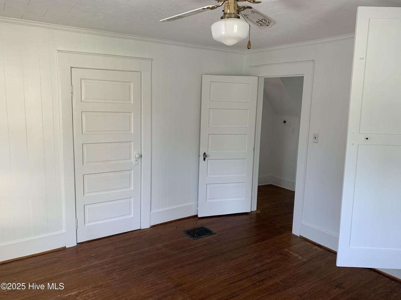 805 Raleigh St - Photo 5 of 9