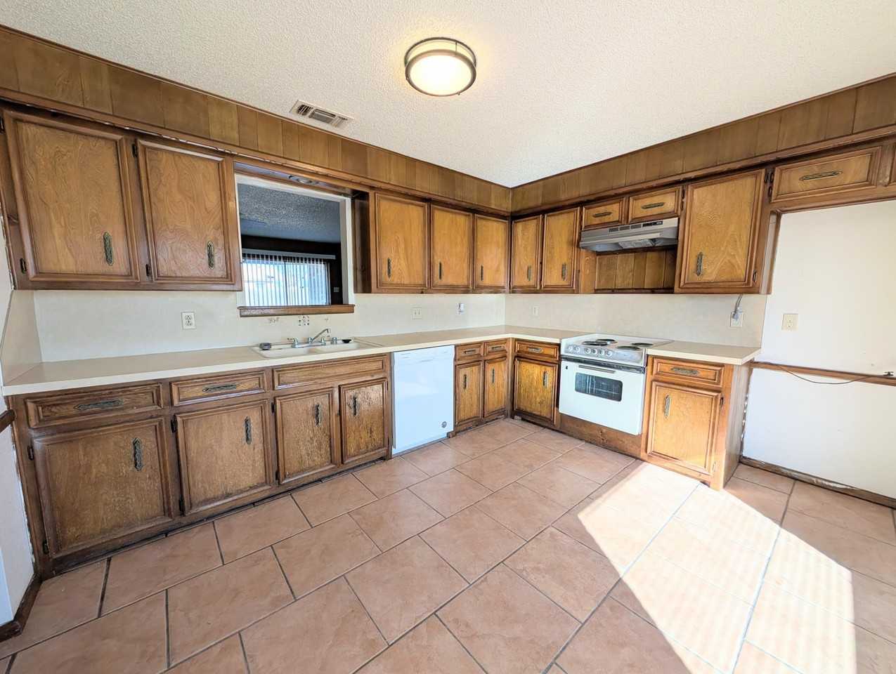 9616 Bangor Ave - Photo 3 of 13