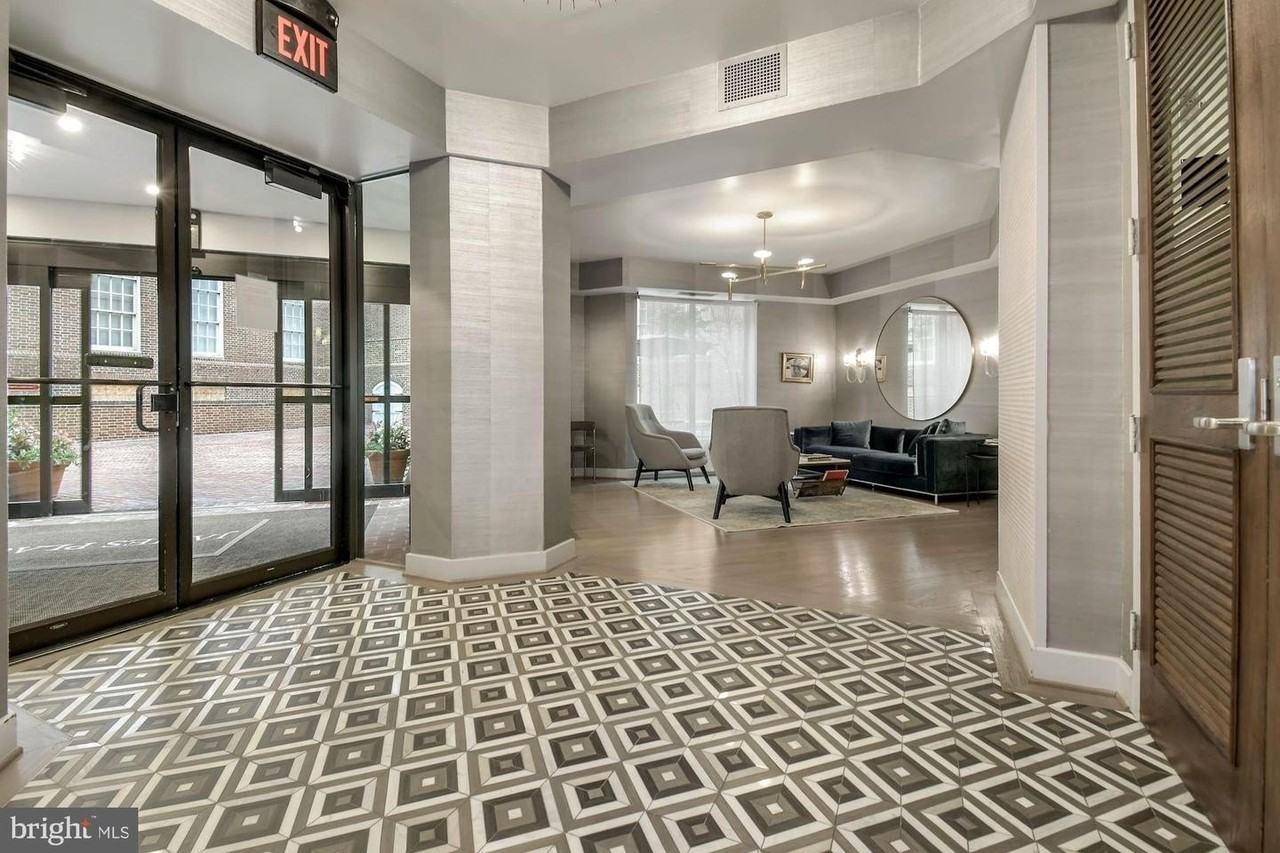 1077 30th St Nw - Photo 4 of 28