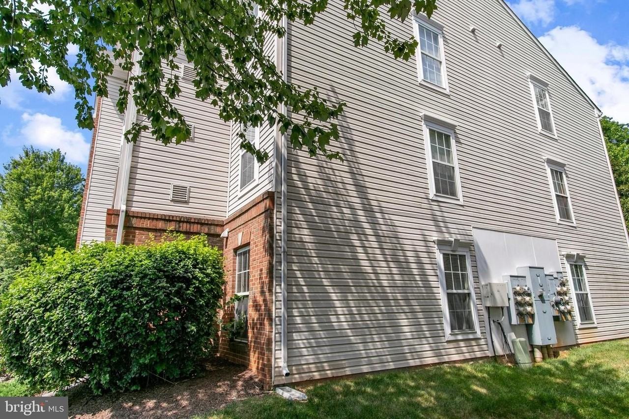 502 Bradley Ct - Photo 4 of 40