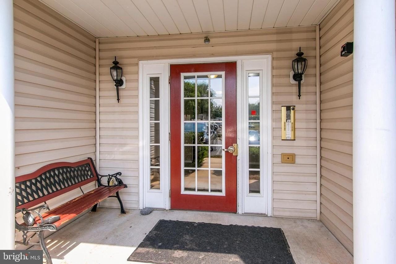 502 Bradley Ct - Photo 5 of 40