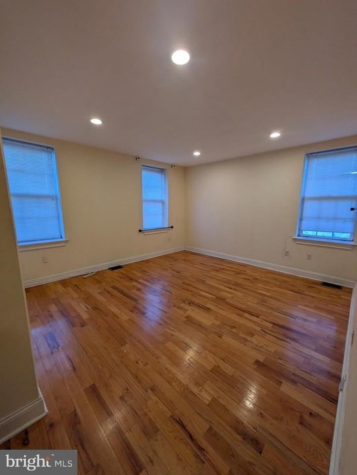 2622 Poplar St - Photo 7 of 9