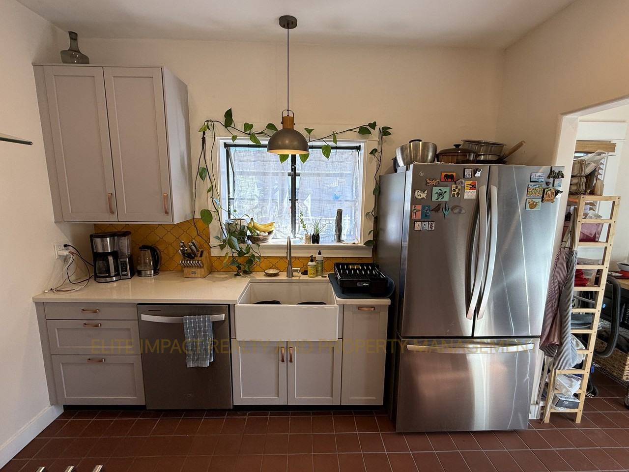 2548 E 3rd St #1 - Photo 6 of 19