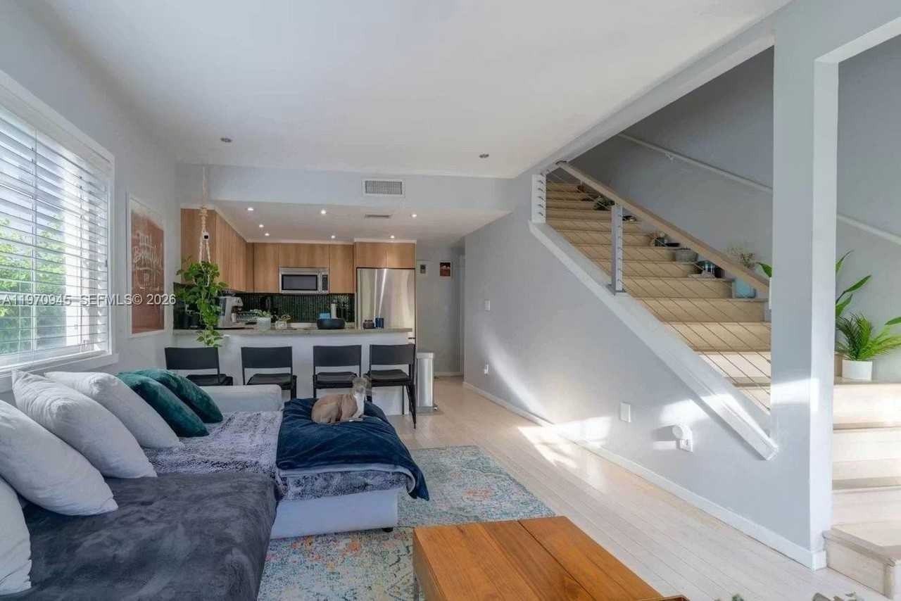 1061 Michigan Ave #4 - Photo 4 of 22