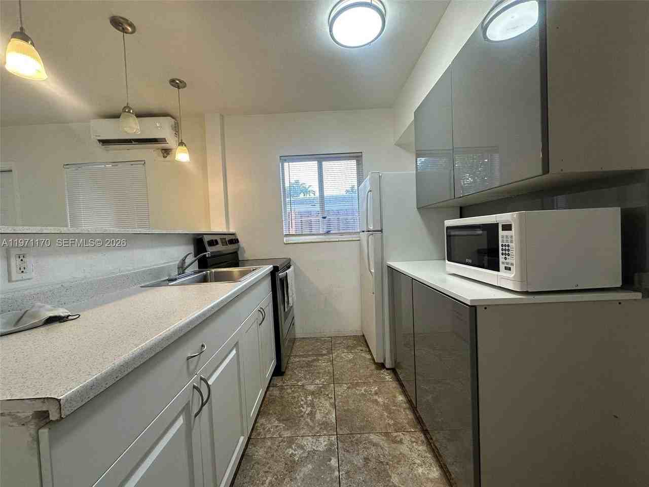 729 Ne 6th St #2 - Photo 4 of 8