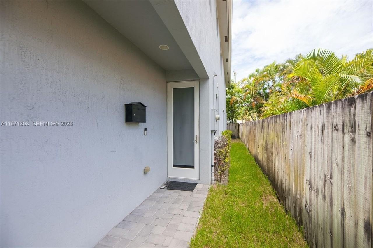 619 Sw 17th St #619 - Photo 4 of 49