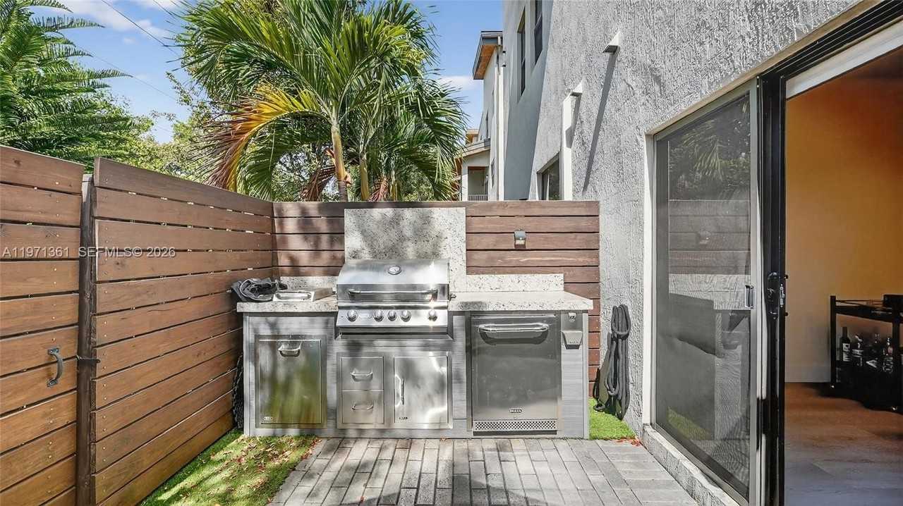 10455 Nw 82nd St #9 - Photo 2 of 29