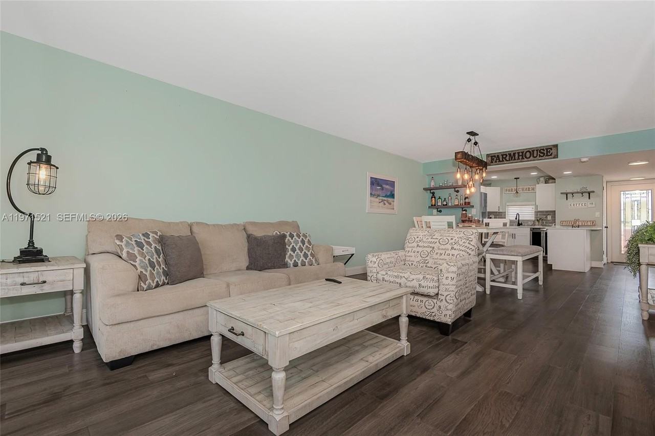 9811 N Hollybrook Lake Dr #204 - Photo 4 of 33