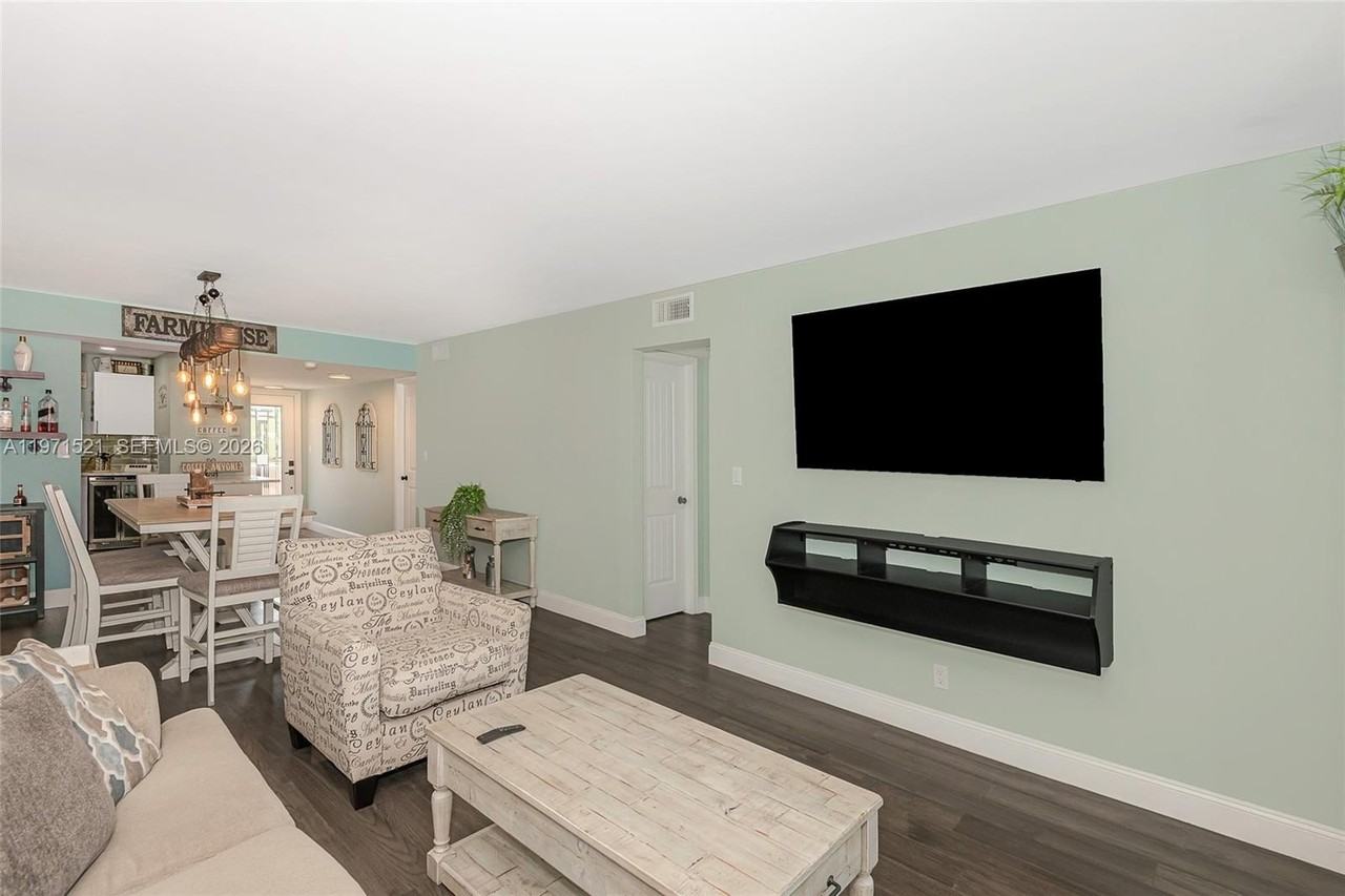 9811 N Hollybrook Lake Dr #204 - Photo 6 of 33