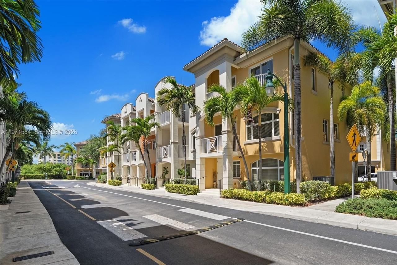 18413 Ne 27th Ct #18413 - Photo 2 of 46