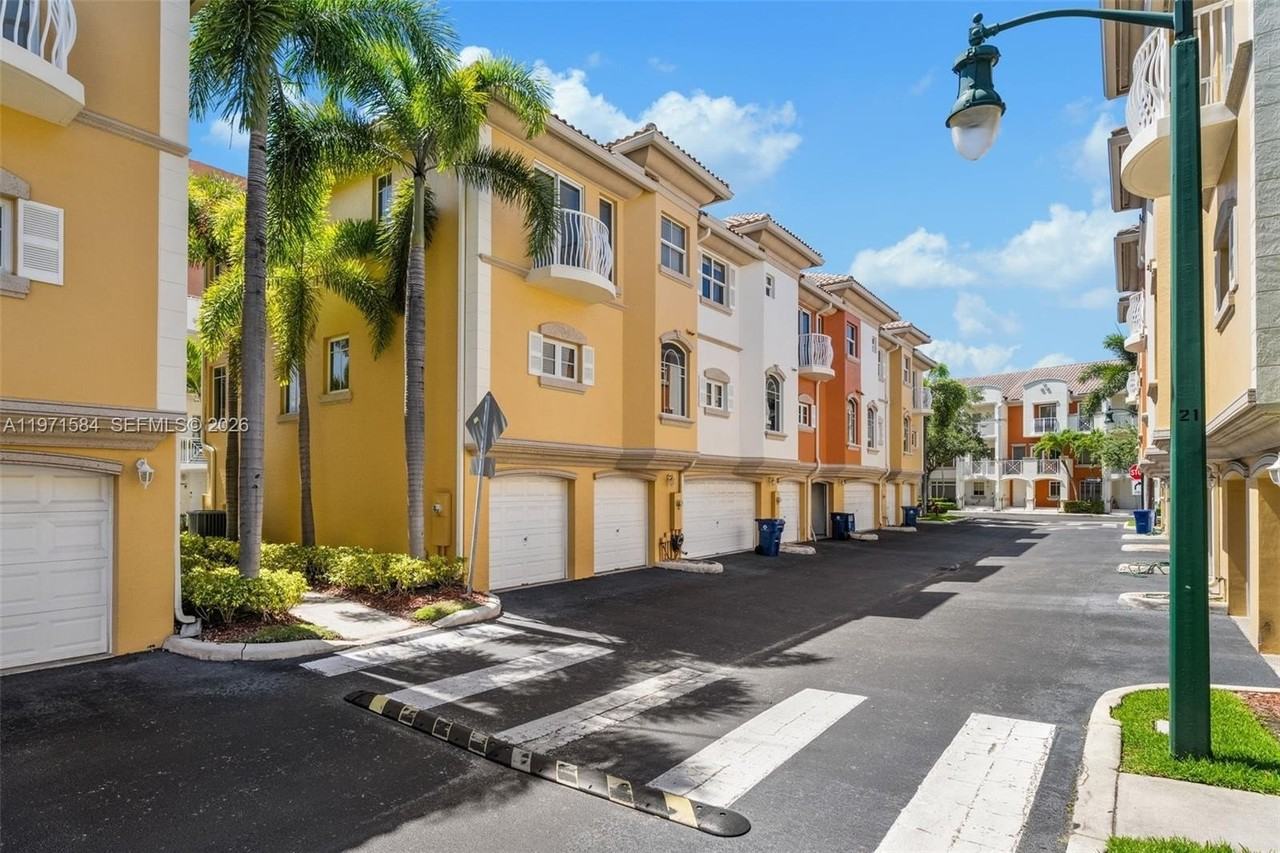 18413 Ne 27th Ct #18413 - Photo 3 of 46