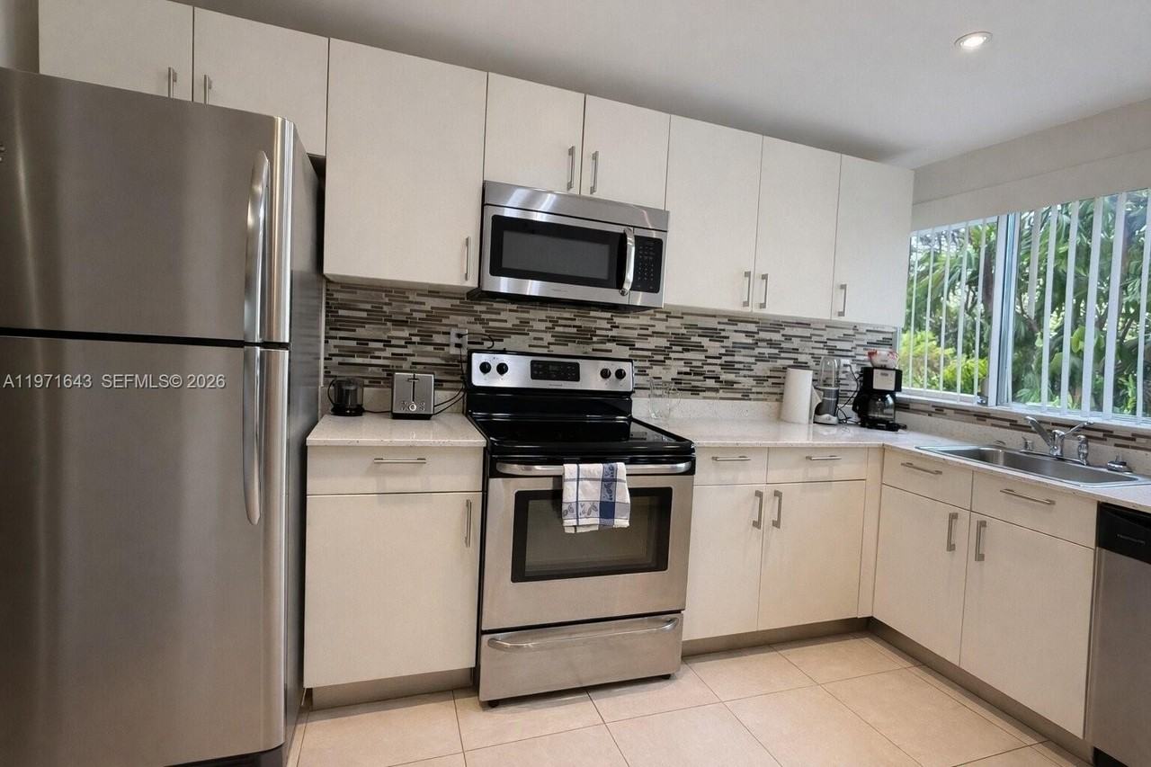 950 Ne 199th St #2H - Photo 2 of 19