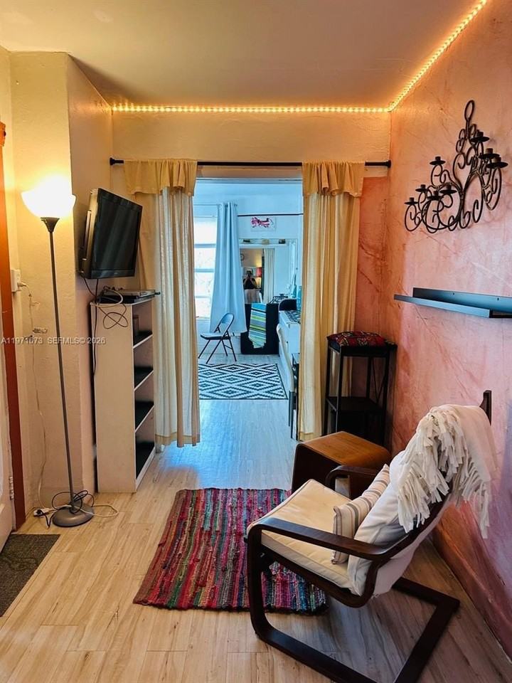 428 Sw 9th St #15 - Photo 3 of 13