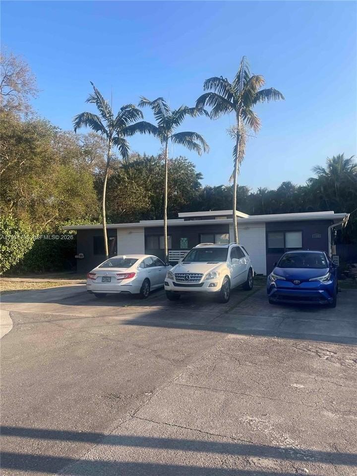 760 Ne 122nd St #4 - Photo 7 of 9