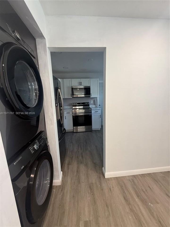 2510 Ne 182nd St #2 - Photo 2 of 4