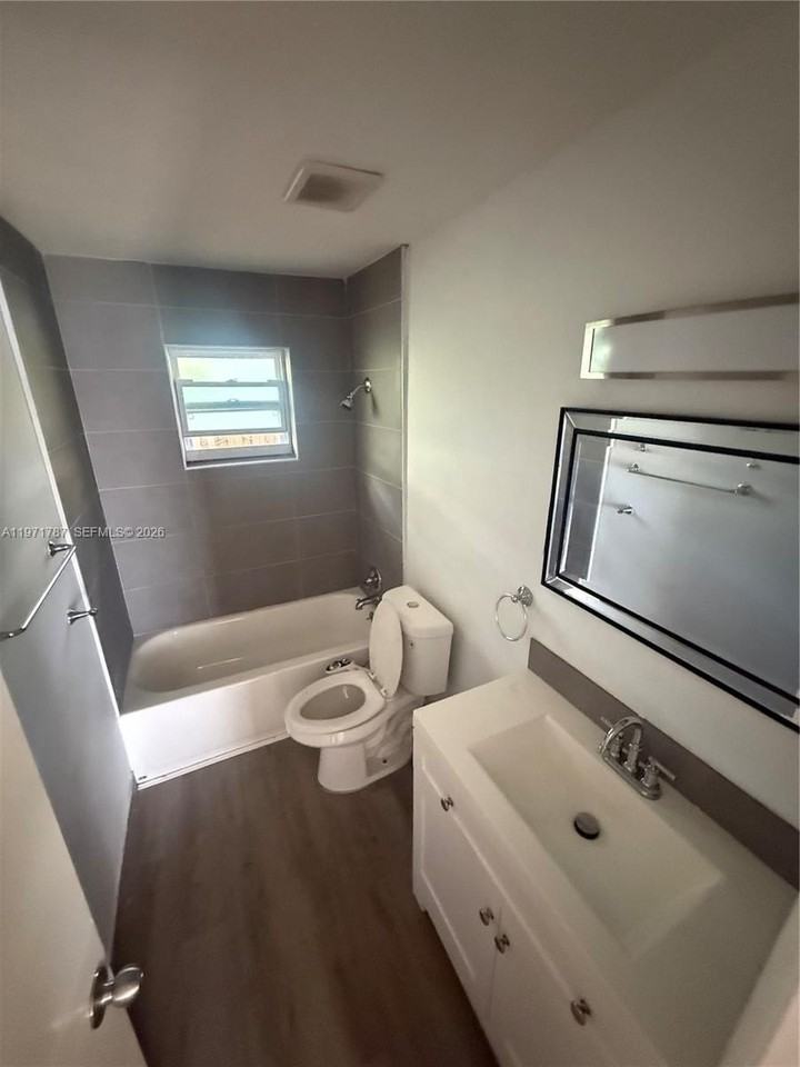 2510 Ne 182nd St #2 - Photo 4 of 4