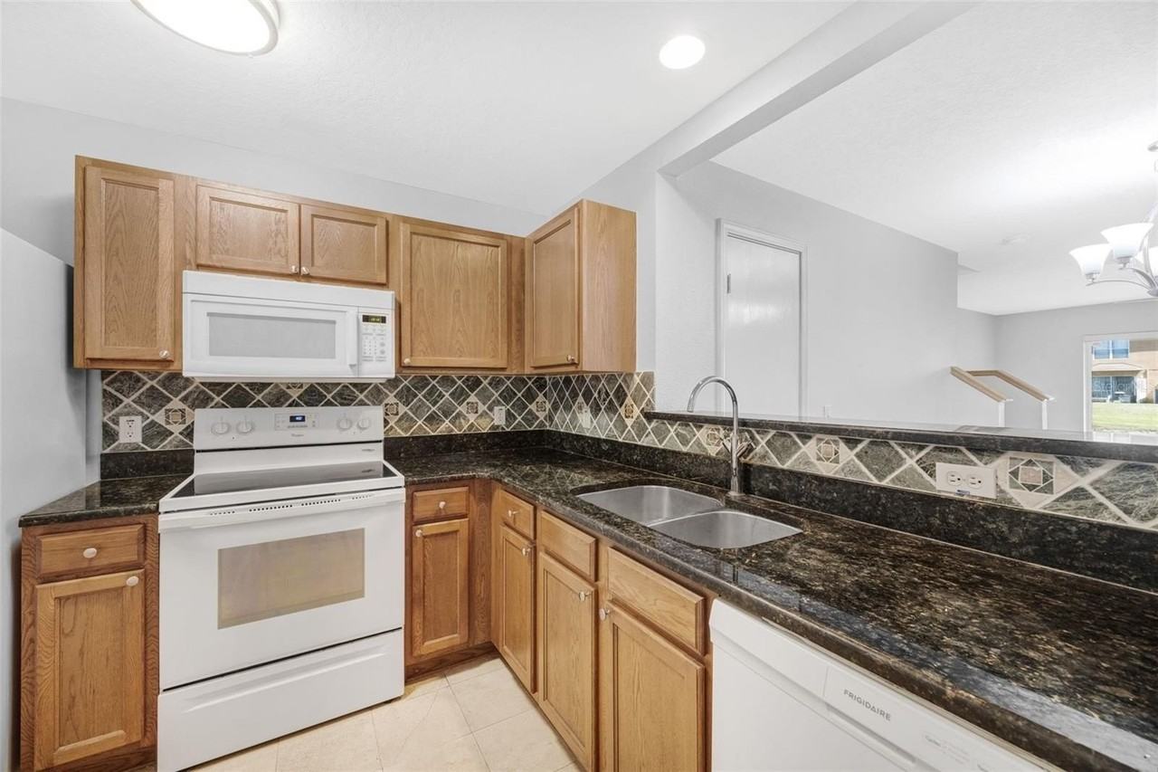 6928 Hawthorne Trace Ln - Photo 3 of 38