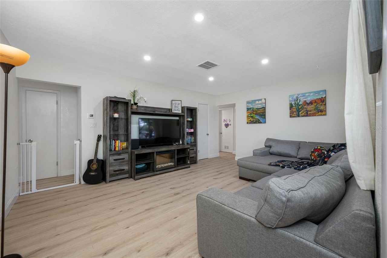 1268 Robin Hood Ln - Photo 3 of 18