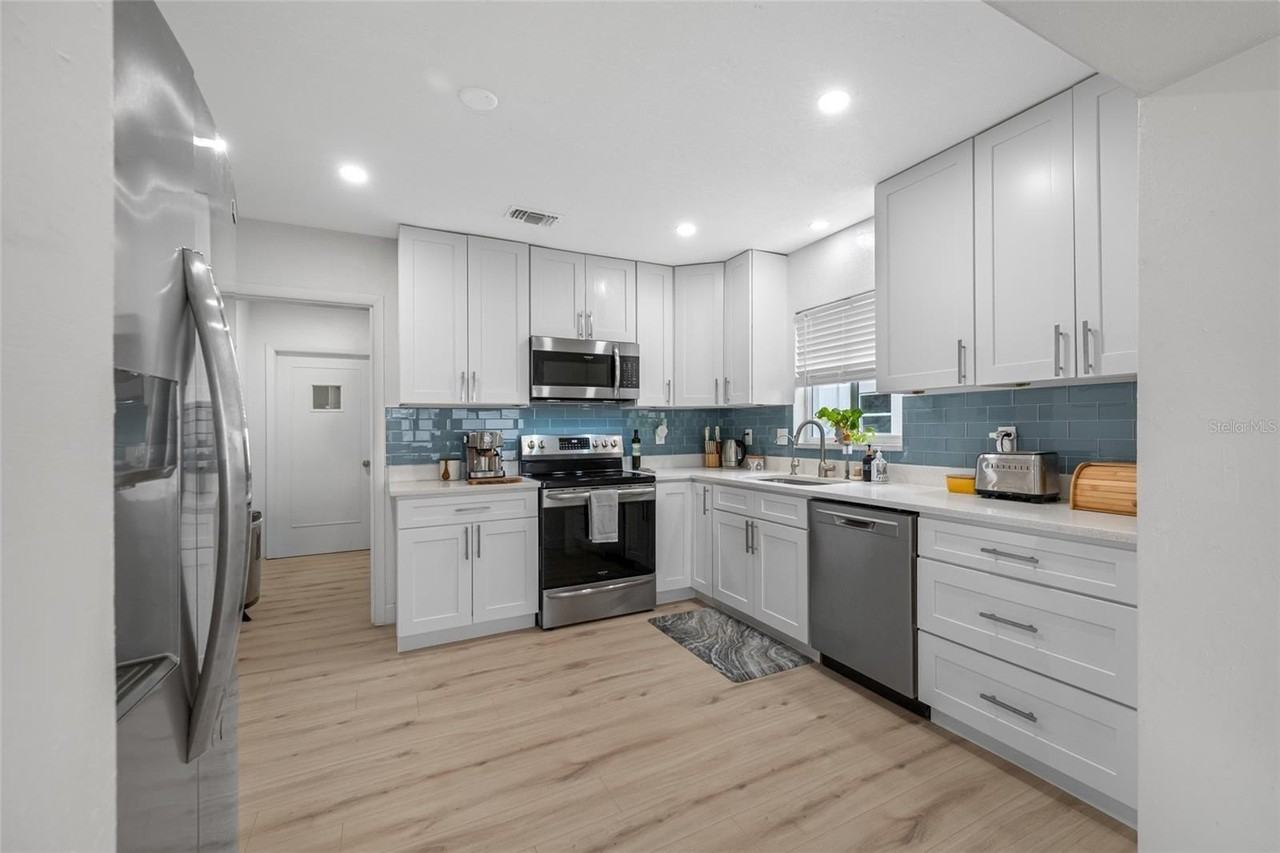 1268 Robin Hood Ln - Photo 7 of 18