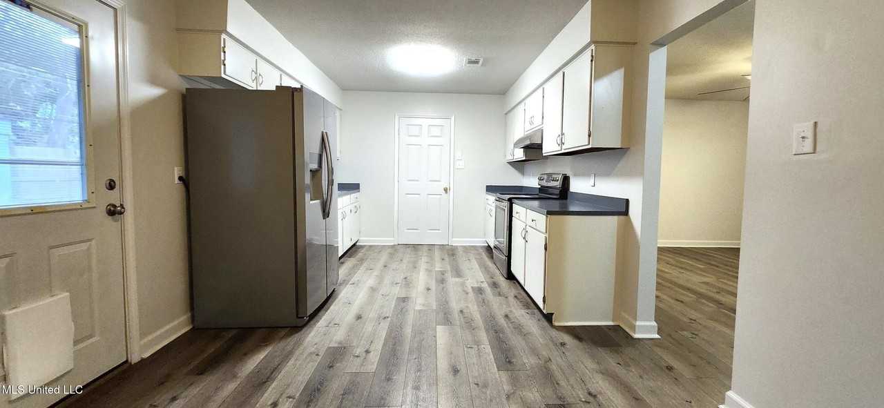 614 Dogwood Rd - Photo 5 of 16