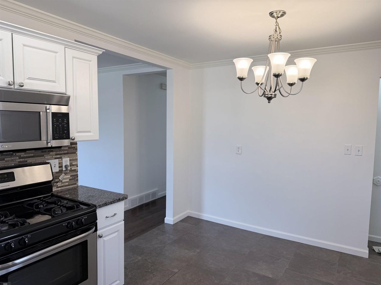 22032 Downing St - Photo 4 of 15