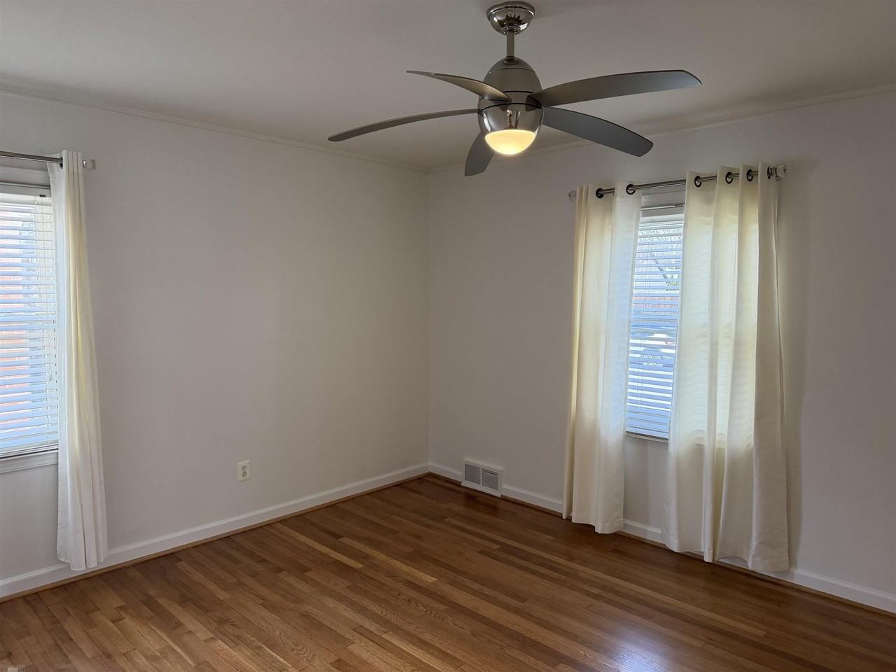 21810 Englehardt St - Photo 5 of 19