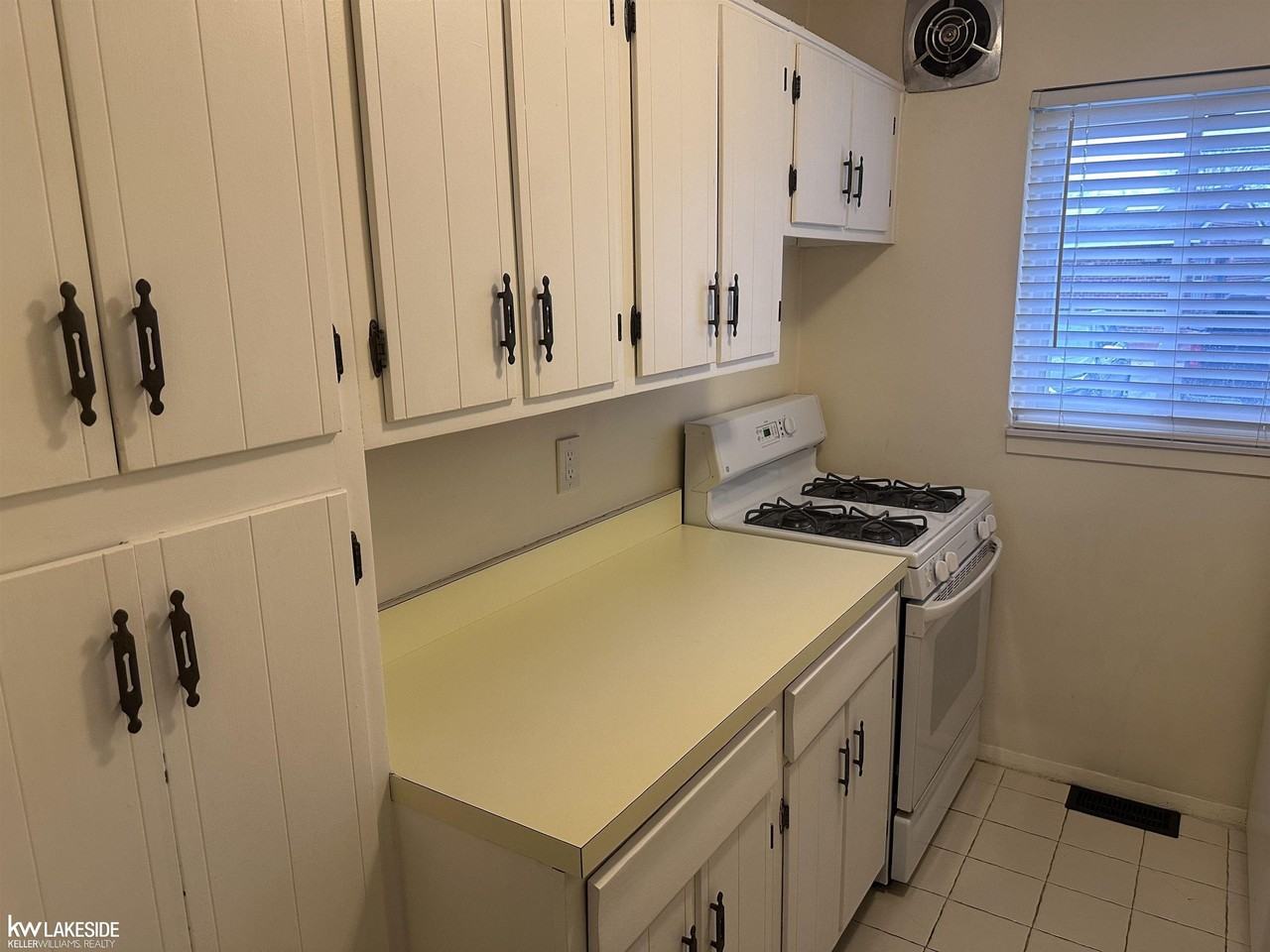 23313 Edsel Ford Ct - Photo 5 of 11