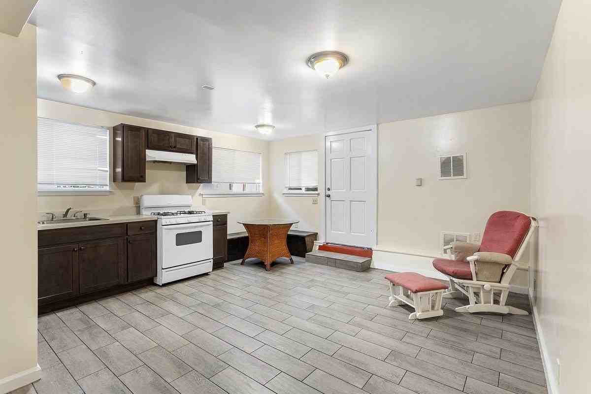 1809 38th Ave - Photo 4 of 8