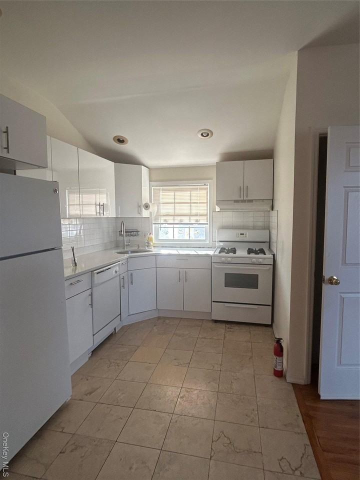 20238 47th Ave Unit 2floor - Photo 2 of 7