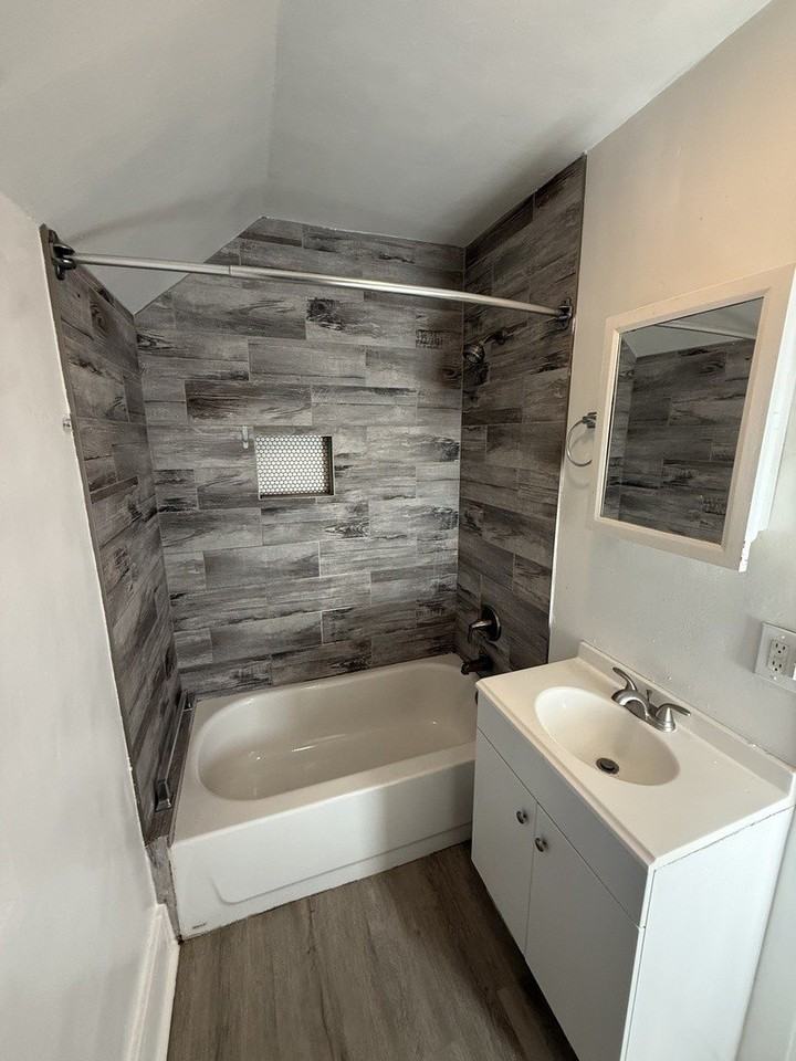 111 Center Avenue unit: Upper - Photo 4 of 7