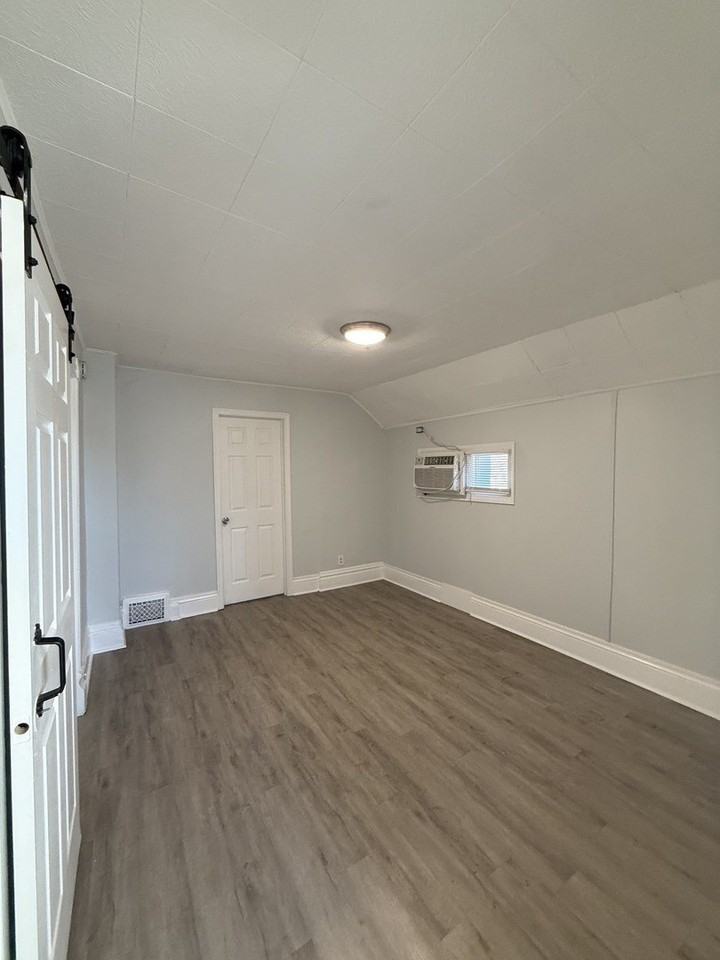 111 Center Avenue unit: Upper - Photo 5 of 7