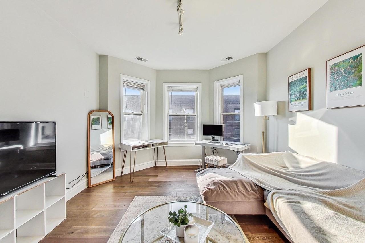 2541 N California Ave Unit 3 - Photo 3 of 16