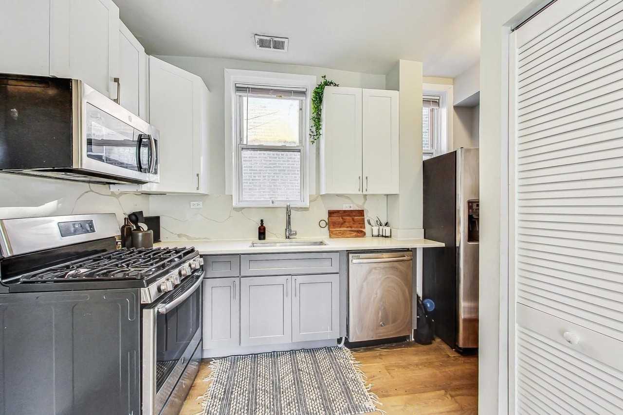 2541 N California Ave Unit 3 - Photo 6 of 16