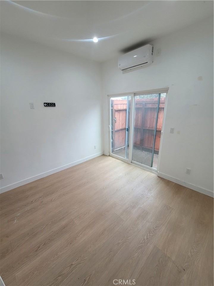 7103 Yarmouth Ave - Photo 3 of 12