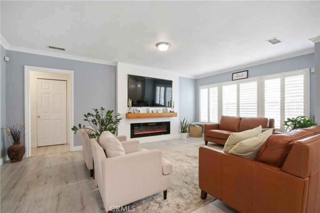 11612 Virginia Ave - Photo 2 of 14