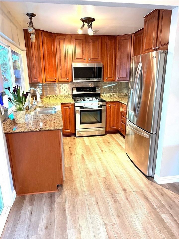 22954 Moonstone Ln - Photo 5 of 17